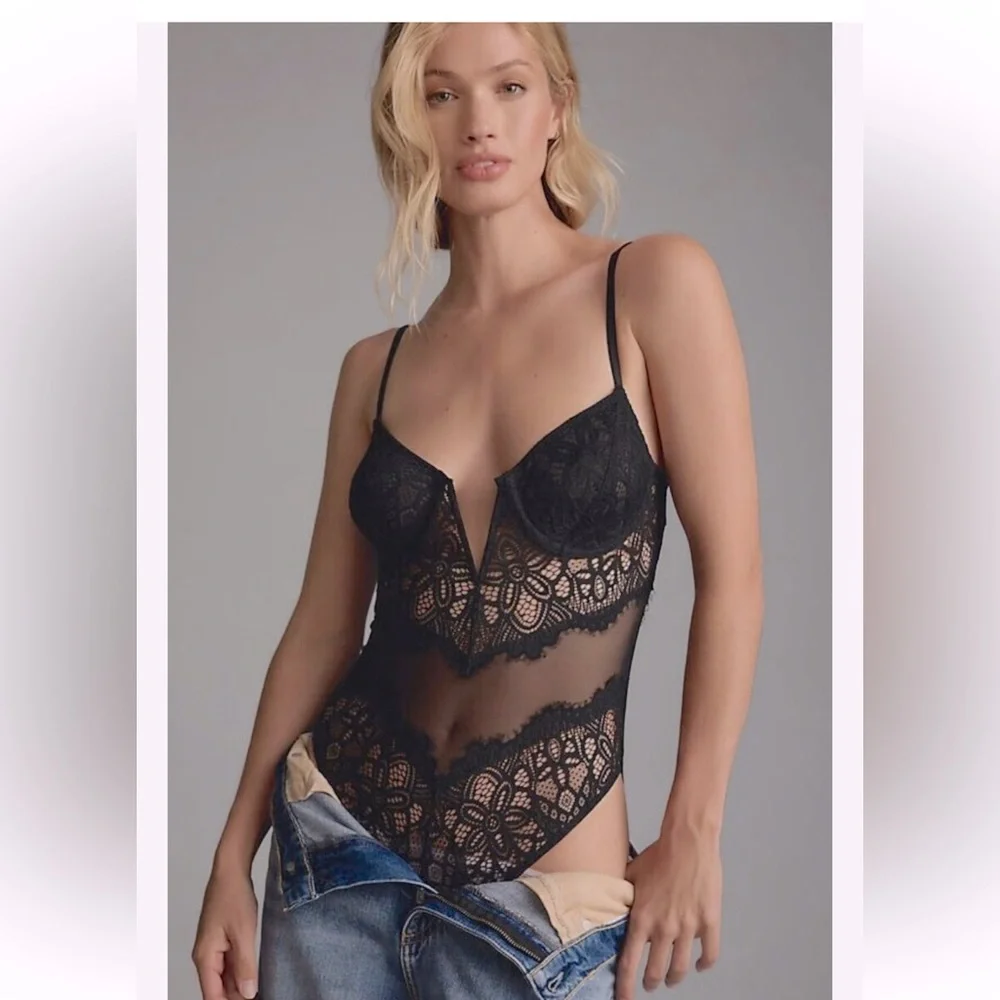 NWT- ANTHROPOLOGIE V-WIRE LACE
BODYSUIT - Picture 3 of 8